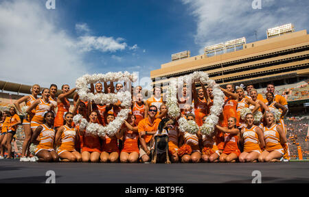 30 settembre 2017: Tennessee volontari spirito team prima della NCAA Football gioco tra la University of Tennessee volontari e l'Università di Georgia Bulldogs a Neyland Stadium di Knoxville, TN Tim Gangloff/CSM Foto Stock