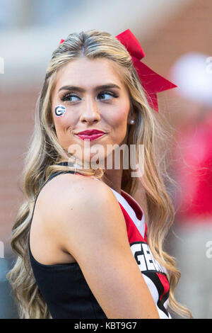 30 settembre 2017: Georgia Bulldogs cheerleader durante il NCAA Football gioco tra la University of Tennessee volontari e l'Università di Georgia Bulldogs a Neyland Stadium di Knoxville, TN Tim Gangloff/CSM Foto Stock