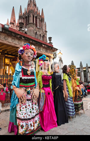 Carta gigante-mache marionette chiamato mojigangas line up per una sfilata durante la settimana di festa del patrono san michele settembre 26, 2017 in San Miguel De Allende, Messico. Foto Stock