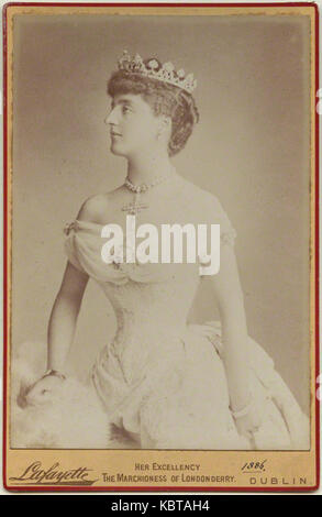 Theresa Susey Helen Talbot, sesto Marchesa di Londonderry (cabinet card, 1886) Foto Stock