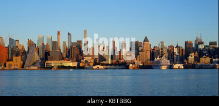 Il New York skyline di Manhattan (Hell's Kitchen quartiere) dalla porta imperiale, vicino a Hamilton Park, a Weehawken, Hackensack, Hoboken, NJ Foto Stock