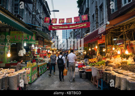 Shopping alimentare Market street nella città di Xiamen Cina durante la notte Foto Stock