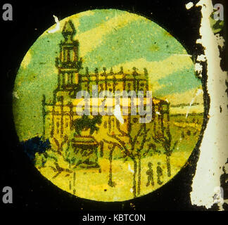 Le 16 cornici con chiese si riferiscono probabilmente a una collezione di fotografie incorniciate o opere d'arte raffiguranti varie chiese. Riflette la diversità architettonica e il significato religioso degli edifici della chiesa. Foto Stock