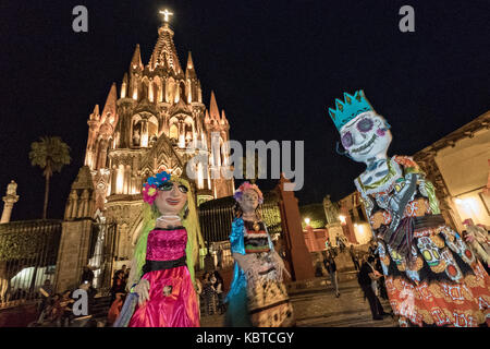 Carta gigante-mache marionette chiamato danza mojigangas passato la parroquia chiesa durante la settimana di festa del patrono san michele settembre 26, 2017 in San Miguel De Allende, Messico. Foto Stock