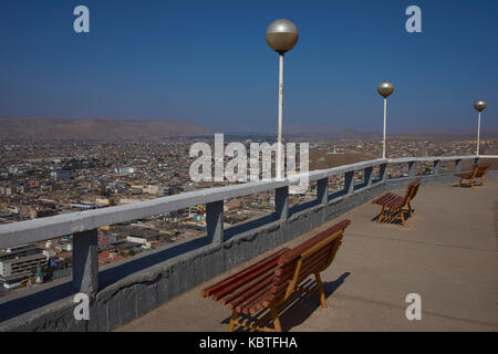 Vista sulla città costiera di Arica nel nord del Cile dal Morro de Arica Foto Stock