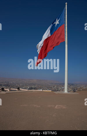 Cimeli storici dalla guerra del Pacifico lungo con una bandiera cilena su Morro de arica nella città costiera di Arica nel nord del Cile. Foto Stock