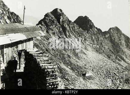 Standpunkt Passo Paradiso, Drahtseilbahnstation unterhalb Passo Paradiso, die drei Spitzen Monticellokamm. (BildID 15423339) Foto Stock