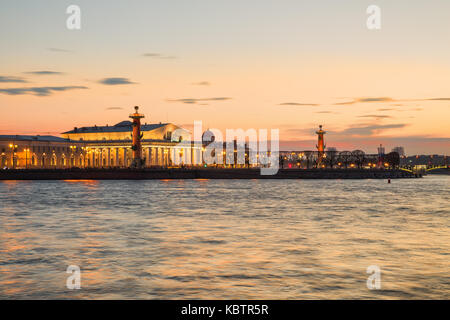 Vista degli illuminati di sputo di isola Vasilievsky nella serata estiva, San Pietroburgo, Russia Foto Stock