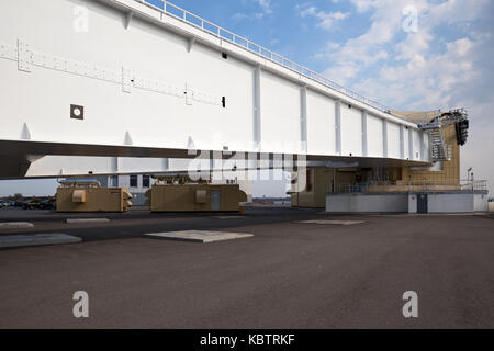 Costruzione di frammento di gate flottante sovrastante fairway marino nel caso di un pericolo di allagamento. di San Pietroburgo per la prevenzione delle inondazioni complesso impianto Foto Stock