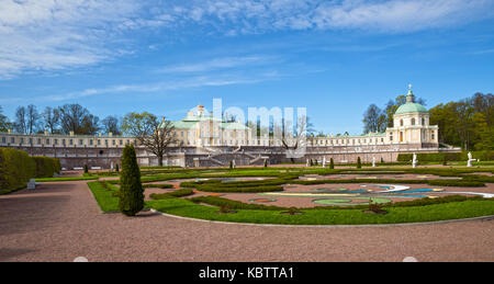 Grand il Palazzo Mensikov dal parco inferiore, oranienbaum, Russia Foto Stock