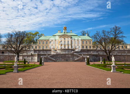 Grand il Palazzo Mensikov dal parco inferiore, oranienbaum, Russia Foto Stock