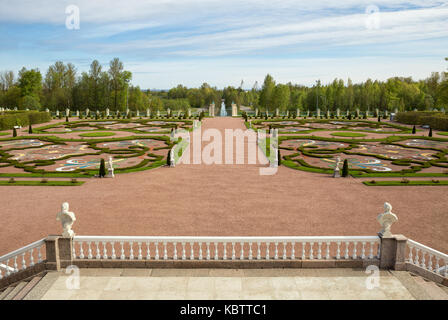 Lomonosov, Russia - 16 maggio 2015: simmetricamente progettato parco, giardino inferiore, il palazzo ed il parco ensemble di Oranienbaum Foto Stock