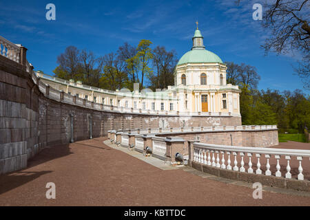 Grand il Palazzo Mensikov dal parco inferiore, oranienbaum, Russia Foto Stock