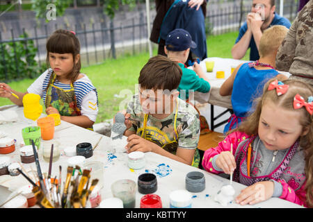 San Pietroburgo, Russia - Luglio 26, 2015: Città delle vacanze a kronstadt. Un non ben identificato i bambini dipinta figurines animali su una festa della città il giorno della Foto Stock