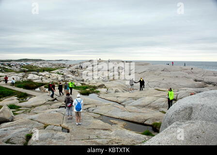 Rocce di origine glaciale a Peggy's Cove sulla sponda orientale del St. Margaret's Bay a Halifax, Nova Scotia, Canada Foto Stock