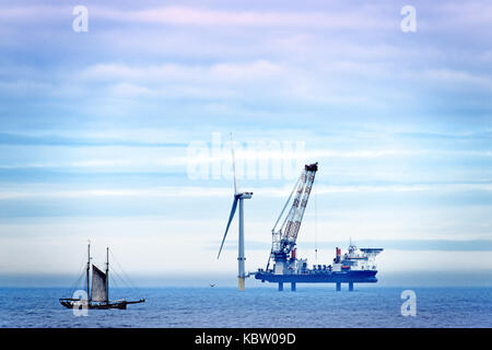 Whitley bay mare del Nord con la chiatta vole au vent installando il sulle turbine eoliche offshore realizzato presso il cantiere di Nettuno e vento powered schooner gallant Foto Stock