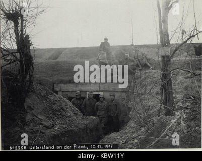 Questa illustrazione intitolata "Unterstand an der Piave" del 10 dicembre 1917, raffigura la prima linea durante la prima guerra mondiale, concentrandosi sul fiume Piave. Fa parte di una serie relativa alla mappatura di guerra e alle operazioni militari, che offre una visione storica delle tattiche e degli ambienti della prima guerra mondiale. Foto Stock