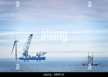 Whitley bay mare del Nord con la chiatta vole au vent installando il sulle turbine eoliche offshore realizzato presso il cantiere di Nettuno e vento powered schooner gallant Foto Stock