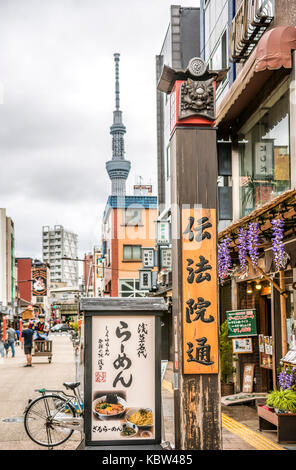 Area commerciale tradizionale dell'era Edo con negozi tradizionali ad Asakusa, Tokyo, Giappone, con la Skytree Tower sullo sfondo Foto Stock