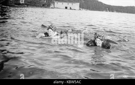 Bellezze di balneazione due donna non identificato Foto Stock
