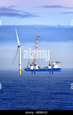 Whitley Bay St Marys faro con la chiatta Vole au Vent installando il sulle turbine eoliche offshore realizzato presso il cantiere di Nettuno Foto Stock