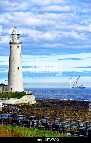 Whitley Bay St Marys faro con la chiatta Vole au Vent installando il sulle turbine eoliche offshore realizzato presso il cantiere di Nettuno Foto Stock