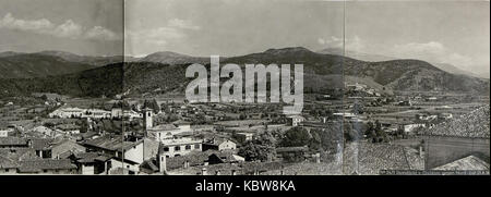 Un'immagine panoramica di Cividale, un'antica città d'Italia, rivolta verso nord-est. L'immagine probabilmente cattura l'architettura storica e il paesaggio urbano, mostrando i punti di riferimento principali e l'ambiente panoramico di questa regione ricca di storia. Foto Stock
