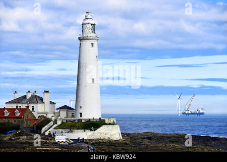 Whitley Bay St Marys faro con la chiatta Vole au Vent installando il sulle turbine eoliche offshore realizzato presso il cantiere di Nettuno Foto Stock