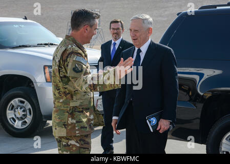 Il Segretario della Difesa Jim Mattis visite Al Udeid Air Base Foto Stock