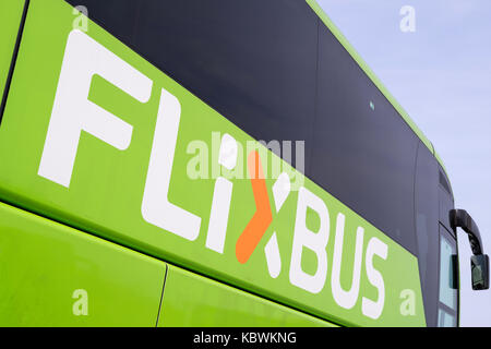Flixbus autobus intercity. flixbus è una marca che offre autobus intercity service in tutta Europa. Foto Stock