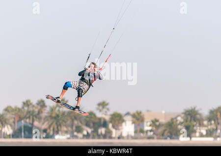 Walvis Bay, Namibia - luglio 2, 2017: un misterioso airborne kite surfer sulla laguna a Walvis Bay nel deserto del Namib sulla costa atlantica di nami Foto Stock
