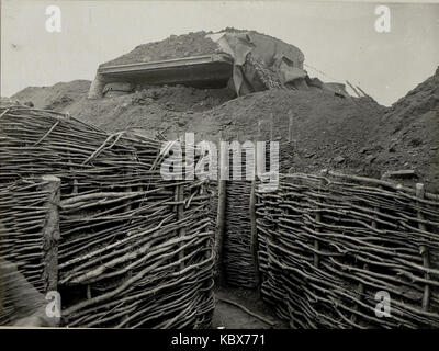 Granatsicherer betonierter, von einer russischen Granate getroffener Artillerie Beobachtungsstand. Aufgenommen am 2.IV.1916. Inf.Rgt.Nr.52. (BildID 15536604) Foto Stock