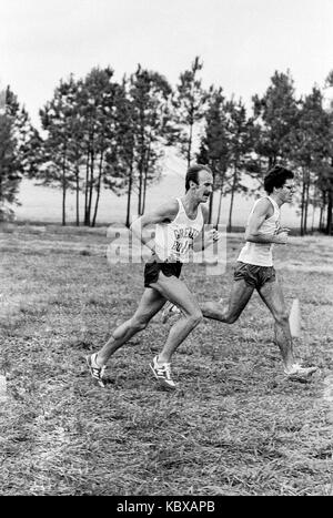 Greg Meyer (l) e dan dillon competere nel 1979 aau cross country Championships. Foto Stock