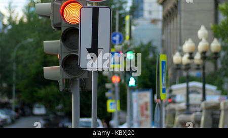 Un centro occupato intersezione semaforo, intersezione persone. Foto Stock
