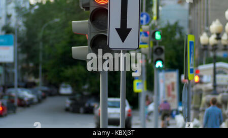 Un centro occupato intersezione semaforo, intersezione persone. Foto Stock