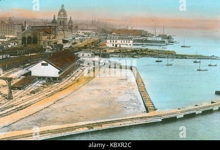 L'immagine del 1886 del Toronto Waterfront presenta una vista storica del porto della città. La scena cattura l'area sul lungomare con navi, edifici e attività vivace, fornendo informazioni sullo sviluppo urbano di Toronto alla fine del XIX secolo. Foto Stock