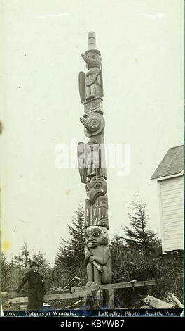 Tlingit totem pole noto come Raven Totem, Wrangell, Alaska, ca1897 (LAROCHE 269) Foto Stock