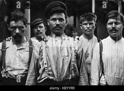 Operai a un russo casa di imbarco da Lewis Hines, Homestead, PA, 1909 (ritagliate) Foto Stock