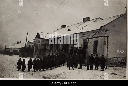 Questa illustrazione tratta da un libro della prima guerra mondiale raffigura la scuola Ucraina di Ustilug (Ustyluh). Evidenzia il significato storico della regione durante i primi anni del XX secolo, in particolare durante la grande Guerra. Foto Stock