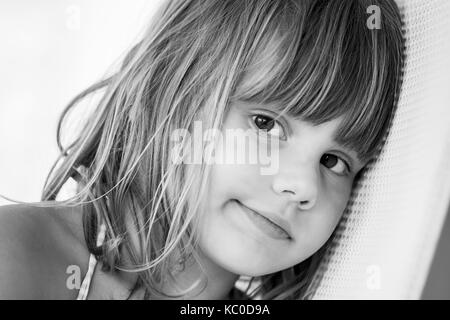 Carino caucasian bambina in bianco e nero di close-up volto ritratto Foto Stock