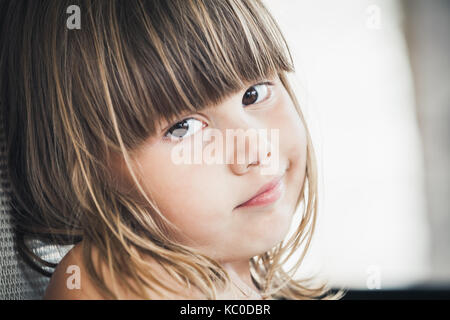 Grave bionda bambina, close-up all'aperto volto ritratto Foto Stock