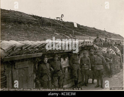 Questa illustrazione, creata durante la prima guerra mondiale, mostra l'accampamento di un battaglione sul fronte del fiume Piave. Fornisce una rappresentazione visiva della vita militare durante la guerra, in particolare nel teatro italiano delle operazioni nel 1918. Foto Stock