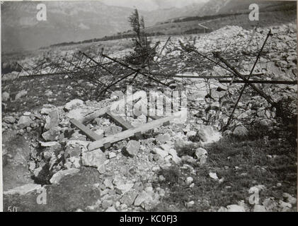 Questa immagine raffigura una posizione di trincea tedesca nella foresta di Ternovany il 4 settembre 1917, che mostra la vita militare durante la prima guerra mondiale, con soldati nelle loro fortificazioni. Foto Stock