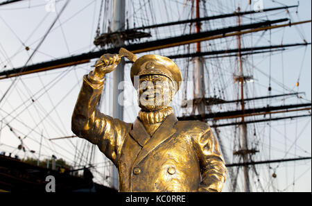 In onore del capitano birds eye il cinquantesimo anniversario, alimenti congelati marca birds eye ha presentato oggi una statua dorata della icona nazionale. la statua commemorativa è posizionato nella parte anteriore della nave cutty sark gardens di Greenwich e segna l inizio di un mese di celebrazioni per il capitano birds eye Golden Jubilee. dotato di: capitano birds eye, atmosfera dove: Londra, Regno Unito quando: 31 ago 2017 credit: Andrew fosker/pinpep/wenn.com Foto Stock