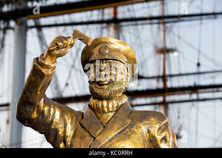 In onore del capitano birds eye il cinquantesimo anniversario, alimenti congelati marca birds eye ha presentato oggi una statua dorata della icona nazionale. la statua commemorativa è posizionato nella parte anteriore della nave cutty sark gardens di Greenwich e segna l inizio di un mese di celebrazioni per il capitano birds eye Golden Jubilee. dotato di: capitano birds eye, atmosfera dove: Londra, Regno Unito quando: 31 ago 2017 credit: Andrew fosker/pinpep/wenn.com Foto Stock