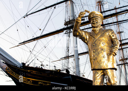 In onore del capitano birds eye il cinquantesimo anniversario, alimenti congelati marca birds eye ha presentato oggi una statua dorata della icona nazionale. la statua commemorativa è posizionato nella parte anteriore della nave cutty sark gardens di Greenwich e segna l inizio di un mese di celebrazioni per il capitano birds eye Golden Jubilee. dotato di: capitano birds eye, atmosfera dove: Londra, Regno Unito quando: 31 ago 2017 credit: Andrew fosker/pinpep/wenn.com Foto Stock