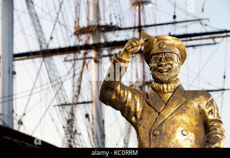 In onore del capitano birds eye il cinquantesimo anniversario, alimenti congelati marca birds eye ha presentato oggi una statua dorata della icona nazionale. la statua commemorativa è posizionato nella parte anteriore della nave cutty sark gardens di Greenwich e segna l inizio di un mese di celebrazioni per il capitano birds eye Golden Jubilee. dotato di: capitano birds eye, atmosfera dove: Londra, Regno Unito quando: 31 ago 2017 credit: Andrew fosker/pinpep/wenn.com Foto Stock