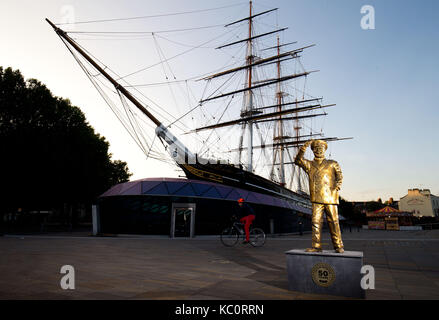 In onore del capitano birds eye il cinquantesimo anniversario, alimenti congelati marca birds eye ha presentato oggi una statua dorata della icona nazionale. la statua commemorativa è posizionato nella parte anteriore della nave cutty sark gardens di Greenwich e segna l inizio di un mese di celebrazioni per il capitano birds eye Golden Jubilee. dotato di: capitano birds eye, atmosfera dove: Londra, Regno Unito quando: 31 ago 2017 credit: Andrew fosker/pinpep/wenn.com Foto Stock