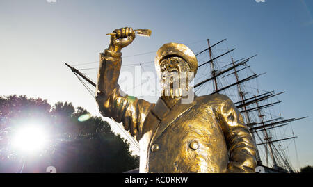 In onore del capitano birds eye il cinquantesimo anniversario, alimenti congelati marca birds eye ha presentato oggi una statua dorata della icona nazionale. la statua commemorativa è posizionato nella parte anteriore della nave cutty sark gardens di Greenwich e segna l inizio di un mese di celebrazioni per il capitano birds eye Golden Jubilee. dotato di: capitano birds eye, atmosfera dove: Londra, Regno Unito quando: 31 ago 2017 credit: Andrew fosker/pinpep/wenn.com Foto Stock