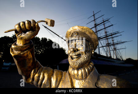 In onore del capitano birds eye il cinquantesimo anniversario, alimenti congelati marca birds eye ha presentato oggi una statua dorata della icona nazionale. la statua commemorativa è posizionato nella parte anteriore della nave cutty sark gardens di Greenwich e segna l inizio di un mese di celebrazioni per il capitano birds eye Golden Jubilee. dotato di: capitano birds eye, atmosfera dove: Londra, Regno Unito quando: 31 ago 2017 credit: Andrew fosker/pinpep/wenn.com Foto Stock